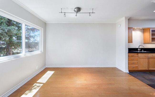 Building Photo - 1025 N Kings Rd