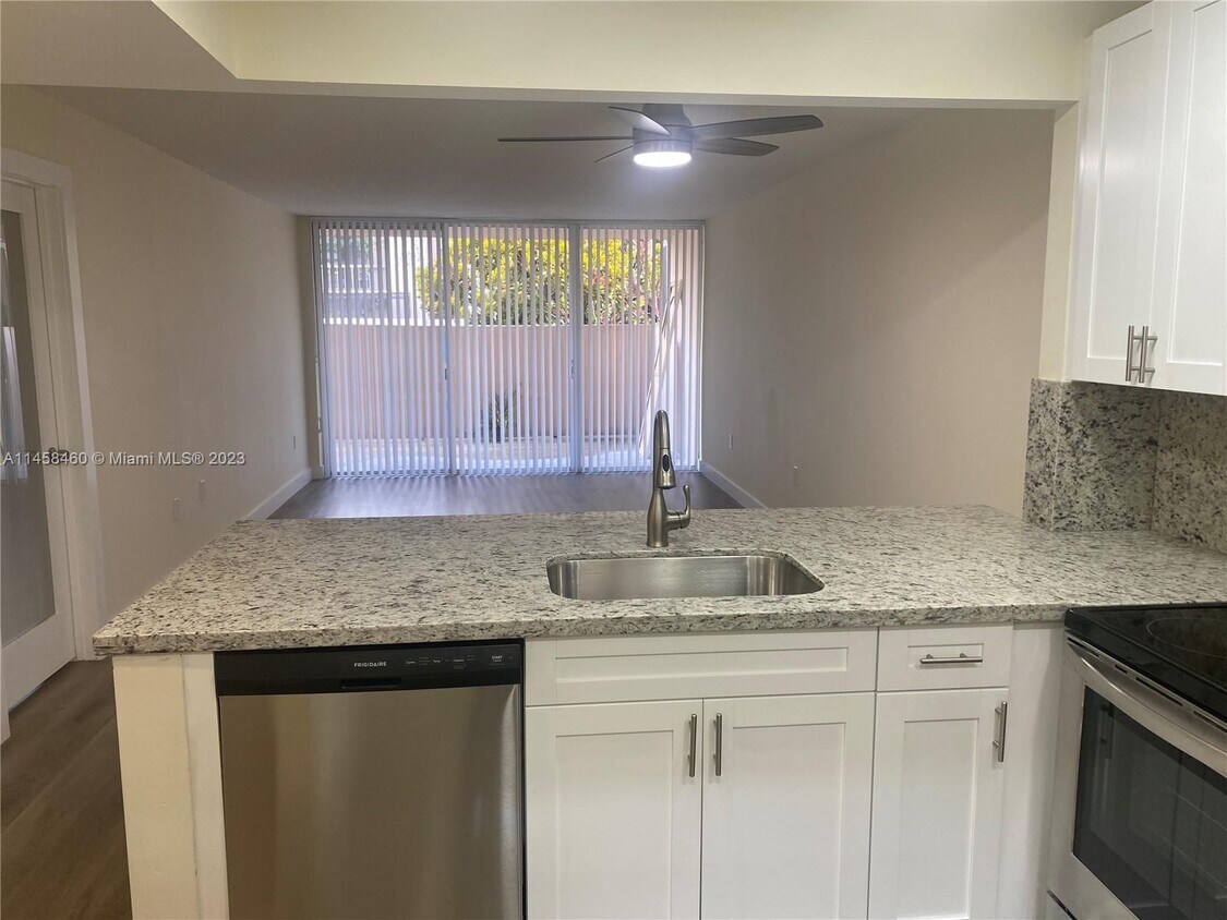 Primary Photo - 10625 SW 112th Ave