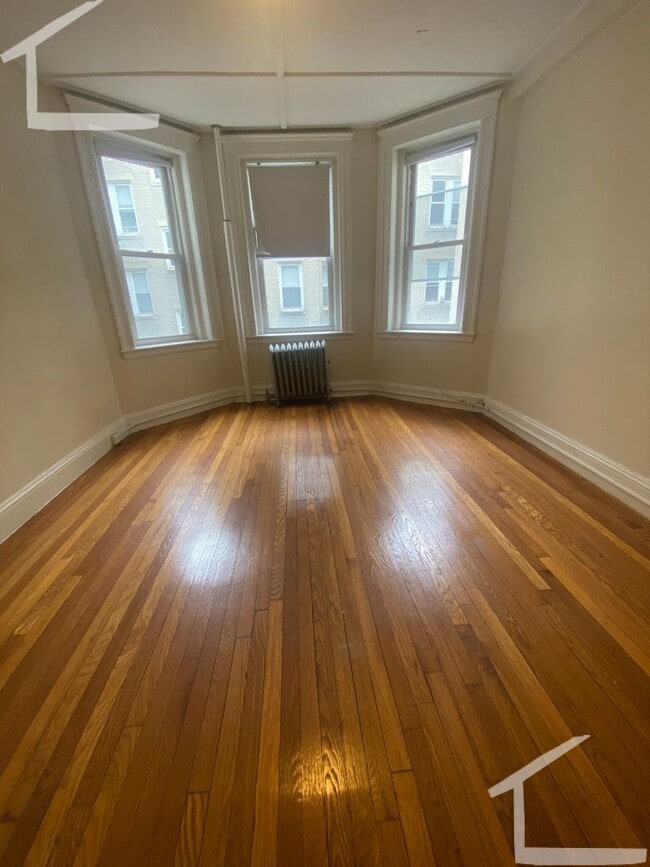 Building Photo - Nicely renovated studio in the heart of Fe...