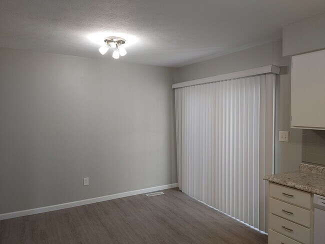 Building Photo - COZY TOWNHOME IN WILLOW TERRACE