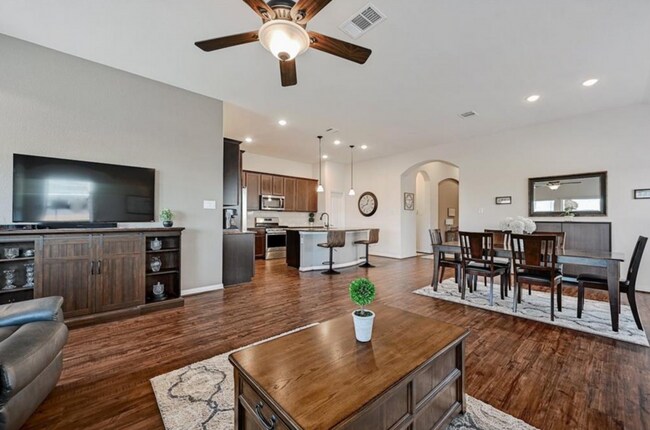Building Photo - Spacious Sunfield 3 bedroom