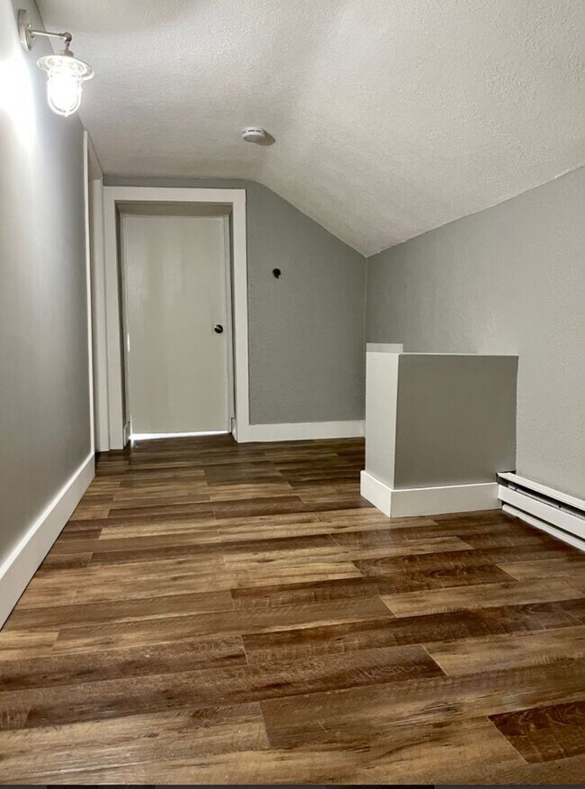 Building Photo - Amazing 5 Bedroom 2Bathroom Duplex in St Paul!!!