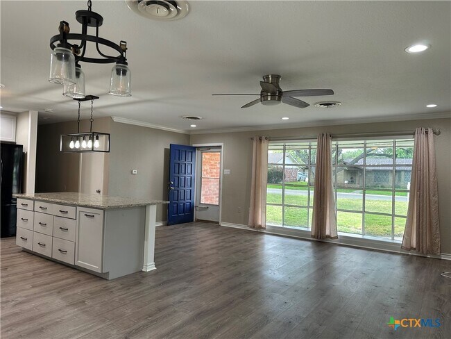 Foto del edificio - 1302 Canary Ln