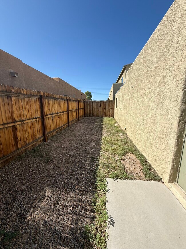 Building Photo - 1416 E Elm St