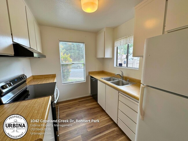 Foto del edificio - Charming 2-Bed, 1.5-Bath End-Unit Condo in...