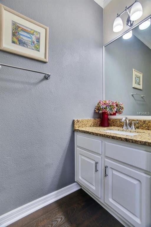 1/2 baño en la planta baja - 14916 Salamander Pl