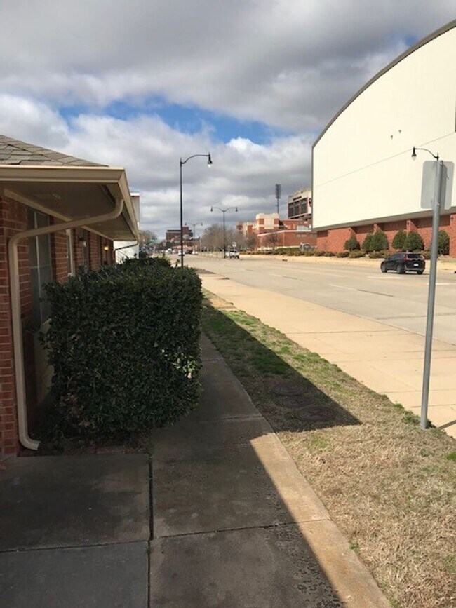 Foto del edificio - 310-314 E Lindsey St