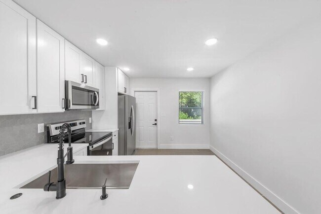 Foto del edificio - 823 NW 30th Ct