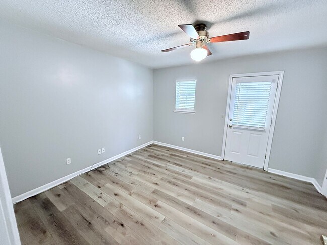 Foto del edificio - 1BR/1BA + BONUS ROOM For Rent