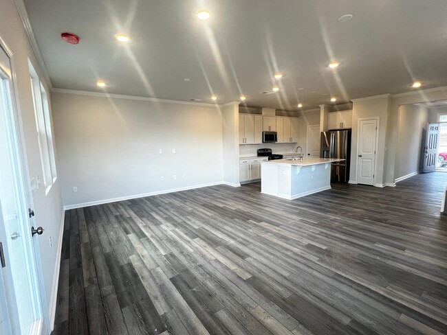 Building Photo - 5905 Woodlawn Dr