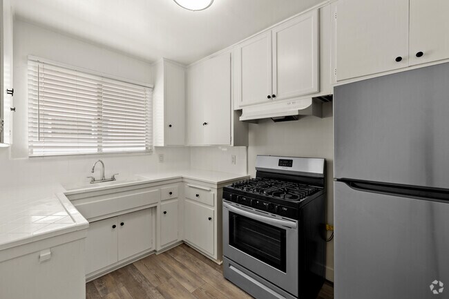 Estudio - 1615-1621 Veteran Ave