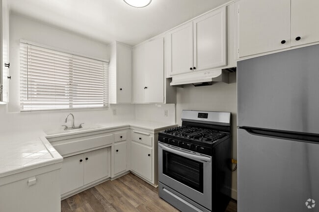 Studio - 1615-1621 Veteran Ave