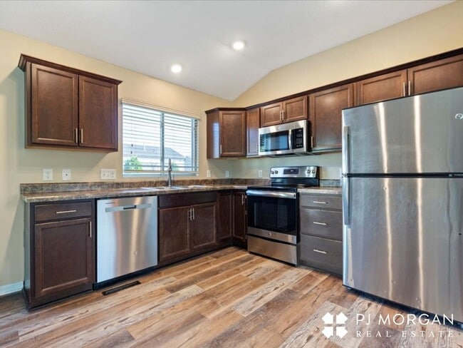 Building Photo - 3 Bedroom , 2 Bathroom House - Available I...