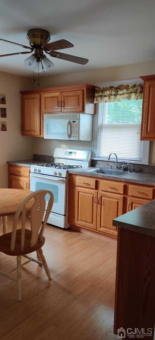 Foto del edificio - 443 Bound Brook Rd