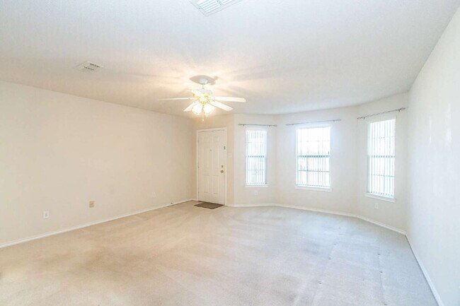 Building Photo - Easy Access to Loop 289!