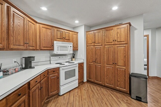 Building Photo - 612 Bos Landen Dr