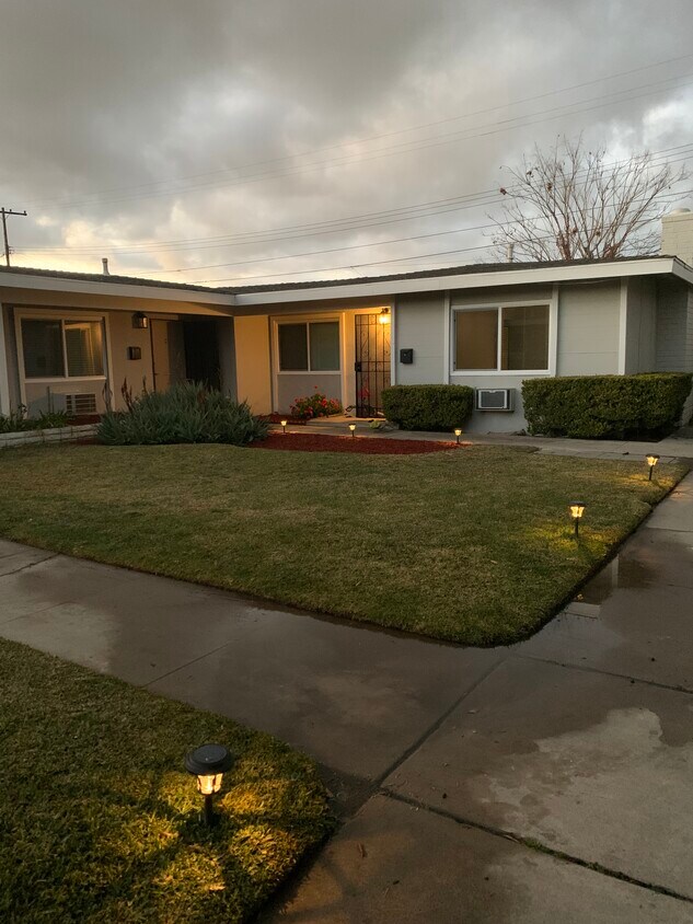 Foto principal - 2729 W Yale Ave