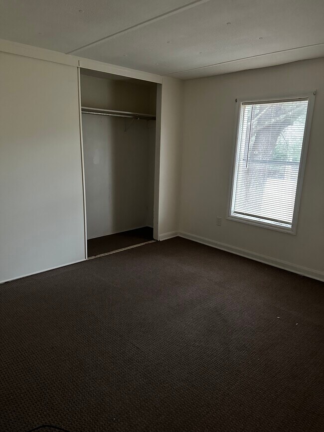 Dormitorio 1 - 6591 Hodge Rd