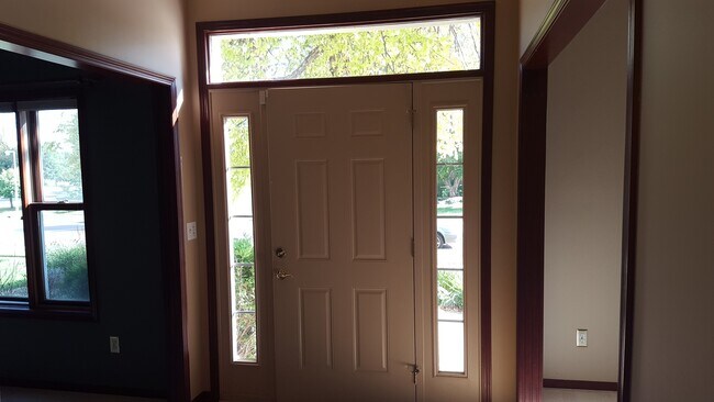 Entrada - 2007 Glendale Hills Dr NE