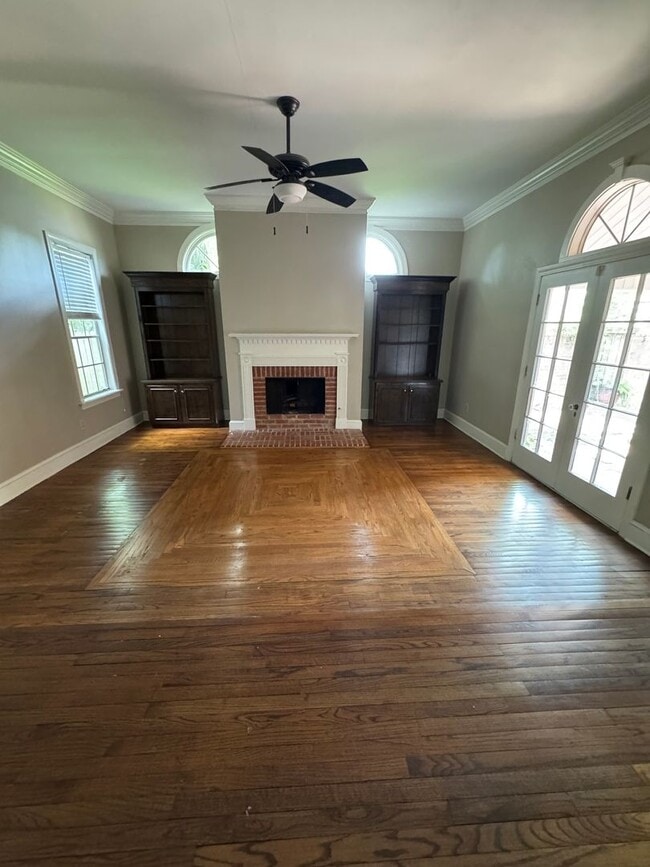 Building Photo - Gorgeous 3 Bedroom Home