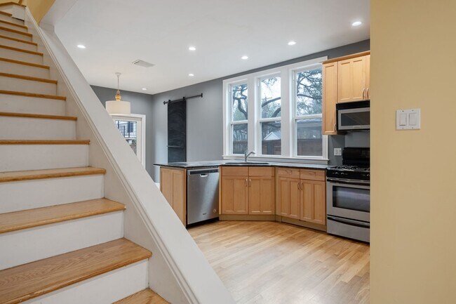 Foto del edificio - Updated & Well Maintained Home in Central ...