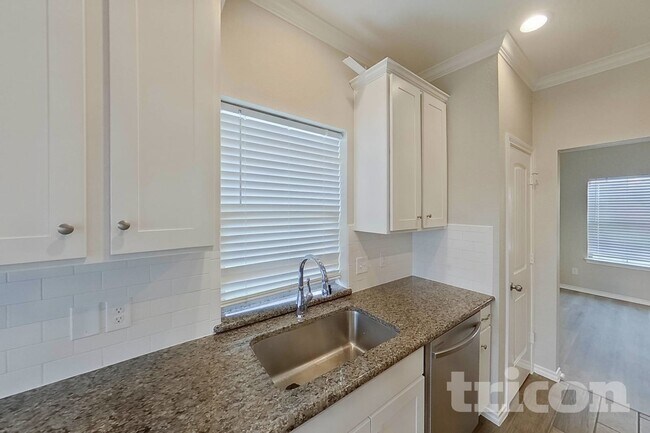 Foto del edificio - 523 Long Prairie Dr