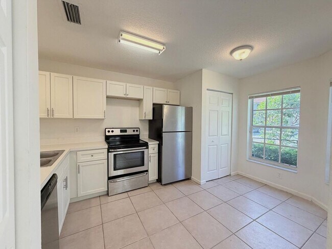 Building Photo - 910 Summit Lake Dr