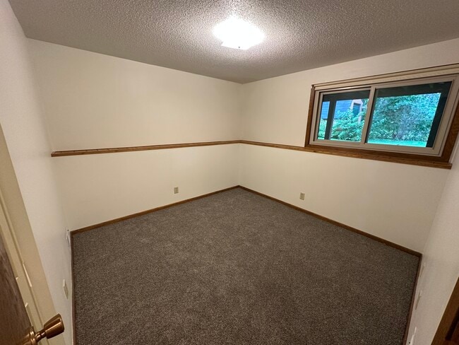Building Photo - 9350 Syndicate Ave