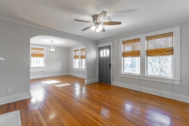 Foto del edificio - 516 Moonhollow Ln