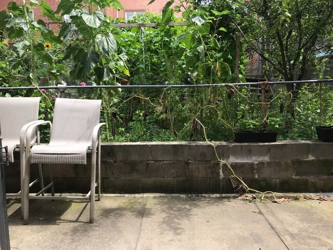 Foto del edificio - LARGE 2 bedroom with PRIVATE BACKYARD!