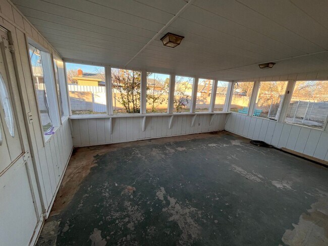 Building Photo - 3 br, 2 bath House - 607 Mimosa (835)