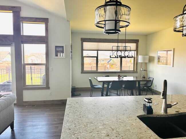 Foto del edificio - Silverbrook community 5 bedroom home
