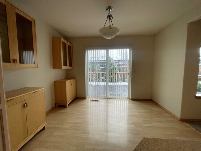 Building Photo - Now renting 3 bedroom Executive Home