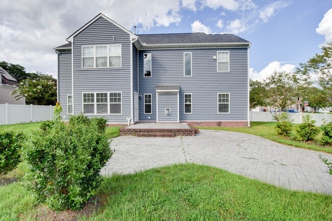 Building Photo - 813 Evelyn Way