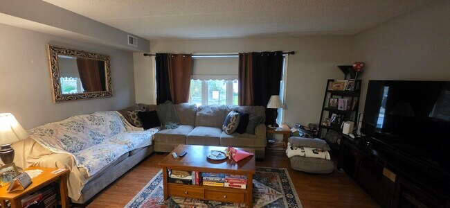 Foto del edificio - 6240 S Newland Ave