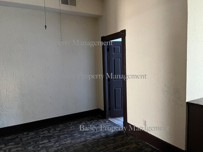 Foto del edificio - 329 E Oak St