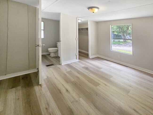 Foto del edificio - 412 McElhaney Rd