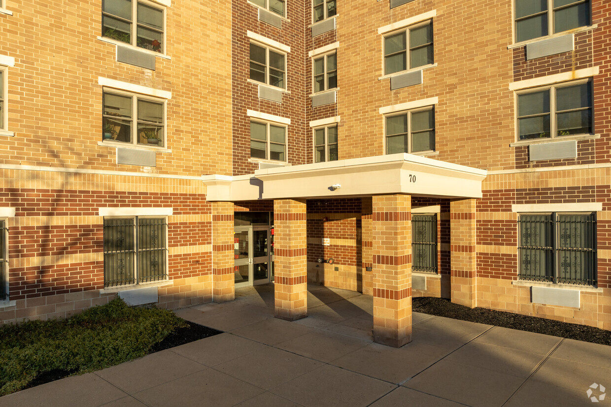 Building Photo - Independence Gardens