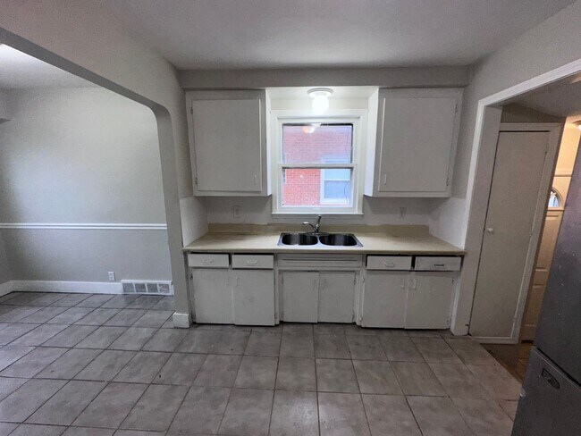 Building Photo - Perfect 3 bed 1 bath for small family!