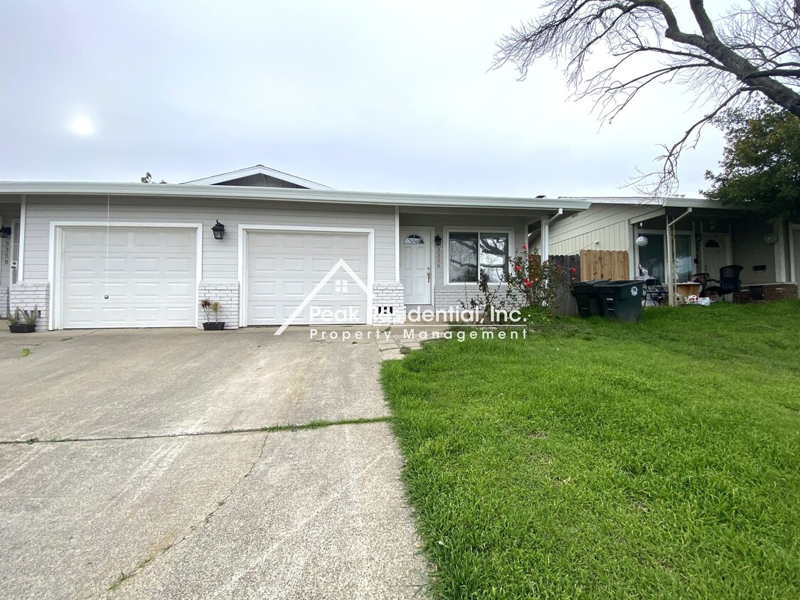 Primary Photo - Nice 2bd/1ba Duplex with 1-Car Garage near...