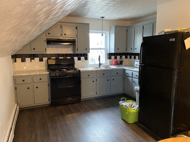 kitchen, countertops are newer than this photo - 198 Tecumseh St
