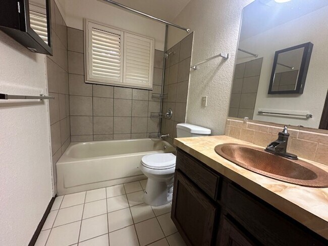 Foto del edificio - Three Bedroom / Two Bathroom Home