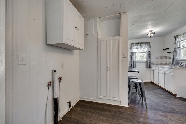 Building Photo - Super cute 2 bedroom one bath home in the ...