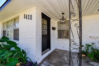 Building Photo - 5429 De Lange Ln