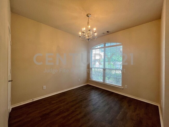 Foto del edificio - Spacious 2-Story 3/2.5/2 Located In Eagle ...