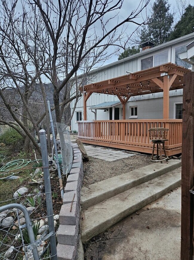 Building Photo - Move-in special: Enjoy a $500.00 discount ...