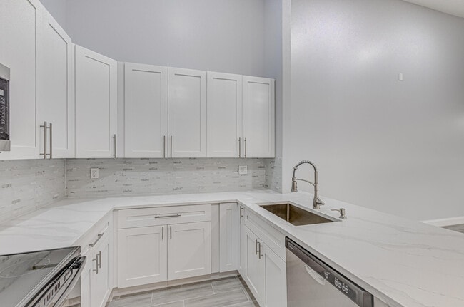Building Photo - 1240 Summit Pl Cir