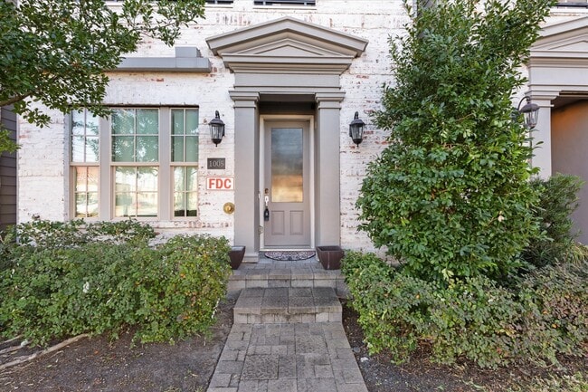 Building Photo - 1005 St Charles St