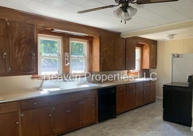 Building Photo - Charming 2BR/2BA Home with Large Yard, Shed