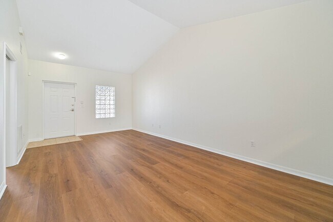 Foto del edificio - ~2 bed/2 bath UPDATED condo at The Cove on Six Mile